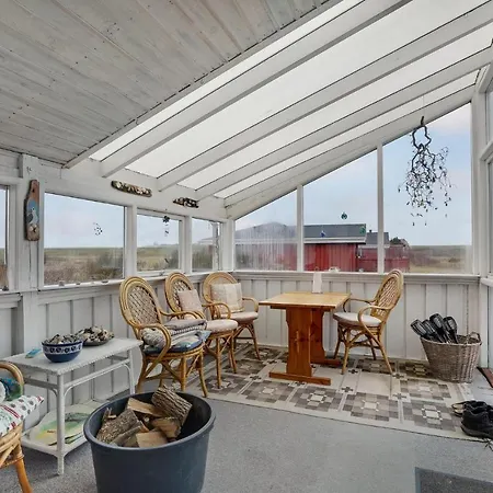 3 Bedroom Lovely In Holiday home